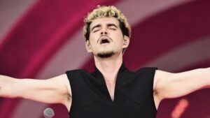 Jão encontra Elton John no Rock in Rio e recebe elogio do astro britânico