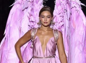 Gigi Hadid compartilha fotos ao lado de Adriana Lima após desfile